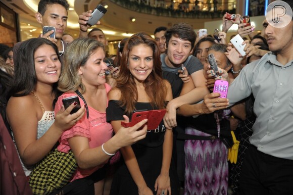Paloma Bernardi tira foto com fãs durante presença vip em loja de lingerie