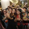 Paloma Bernardi faz selfie com fãs durante presença vip em loja