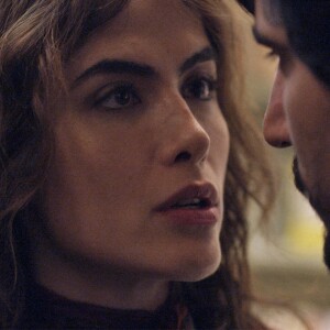 Rimena (Maria Casadevall) se irrita com Renato (Renato Góes) que ampara Alice (Sophie Charlotte), na série 'Os Dias Eram Assim'