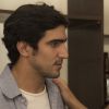 Renato (Renato Góes) perdoa Gustavo (Gabriel Leone), na série 'Os Dias Eram Assim'