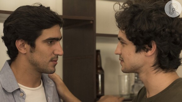 Renato (Renato Góes) perdoa Gustavo (Gabriel Leone), na série 'Os Dias Eram Assim'