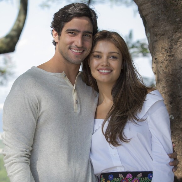 Alice (Sophie Charlotte) e Renato (Renato Góes) se reencontram no mirante, na série 'Os Dias Eram Assim'