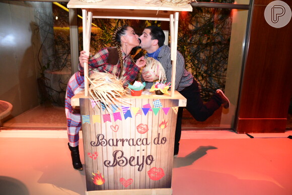 Sabrina Sato e Duda Nagle trocaram beijos durante a festa de comemoração dos três anos do 'Programa da Sabrina', que aconteceu na noite desta sexta-feira, 9 de junho de 2017