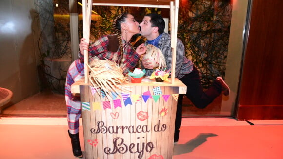 Sabrina Sato beija Duda Nagle em arraial que celebrou 3 anos do seu programa