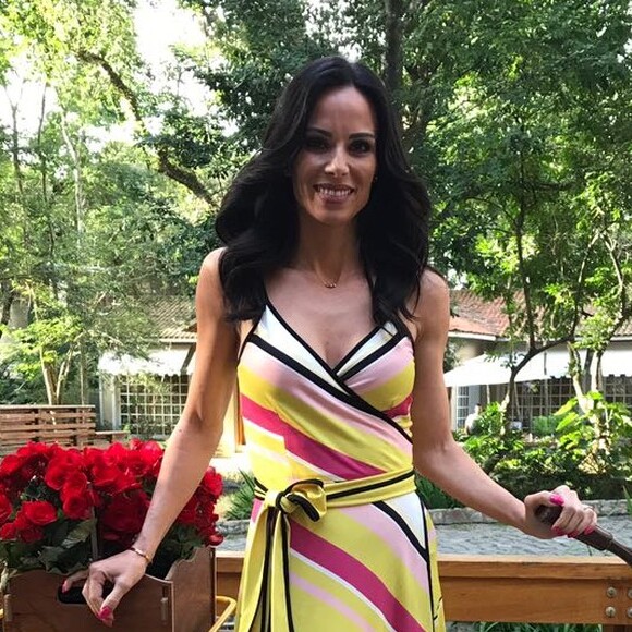 Ana Furtado apostou em um vestido decotado e colorido para apresentar o 'É de Casa' deste sábado, 10 de junho de 2017