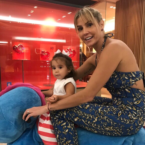 'Você, Maria, é o motivo da minha alegria e da minha vida', escreveu Deborah Secco para Maria Flor
