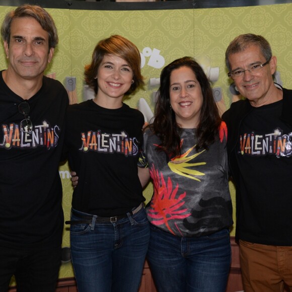 Claudia Abreu posa ao lado da equipe de 'Valentis', série do Gloob que estreia nesta segunda-feira, 12 de junhos de 2017