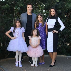 Rodrigo Faro e Vera Viel comemoraram neste domingo, 11 de junho de 2017, os aniversários das filhas Maria e Clara