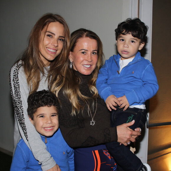 Wanessa Camargo foi com a mãe, Zilu, e os filhos José Marcus e João Francisco