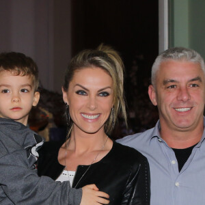 Ana Hickmann chegou com o filho e o marido ao aniversário das filhas de Rodrigo Faro e Vera Viel