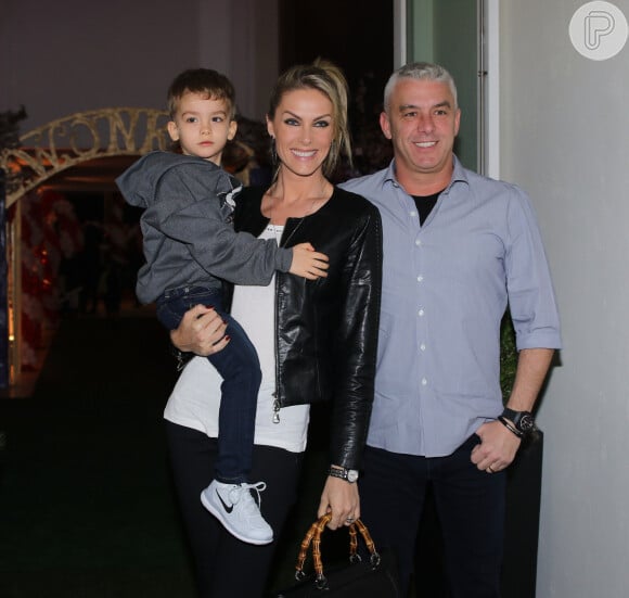 Ana Hickmann chegou com o filho e o marido ao aniversário das filhas de Rodrigo Faro e Vera Viel