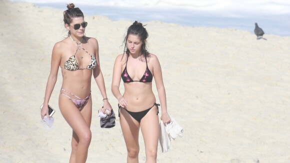 Mariana Goldfarb e irmã de Cauã Reymond circulam de biquíni fio-dental por praia