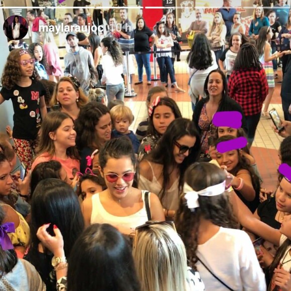 Emilly e Mayla gravaram o momento dos autógrafos, mas esconderam que as fãs estavam no shopping para tietar Larissa Manoela