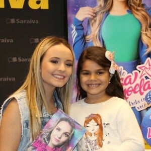 Larissa Manoela lançou seu livro em um shopping do Rio