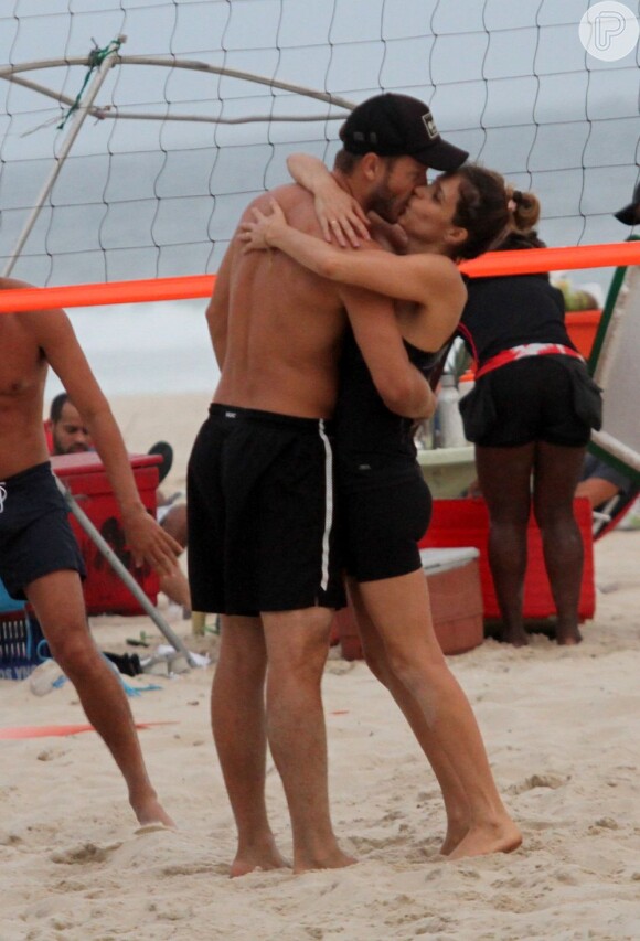 Rodrigo Hilbert e Fernanda Lima: casal apaixonado joga vôlei no Rio de Janeiro