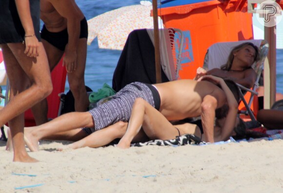 Rodrigo Hilbert e Fernanda Limpa não dispensam um dia de sol; casal foi fotografado trocando beijos calientes na praia do Leblon, no Rio de Janeiro