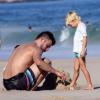 Rodrigo Hilbert leva filhos para curtirem dia de praia no Rio de Janeiro