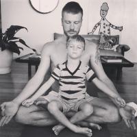 Rodrigo Hilbert medita com o filho e posta foto em rede social: 'Namastê'