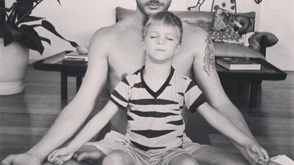 Rodrigo Hilbert medita com o filho e posta foto em rede social: 'Namastê'