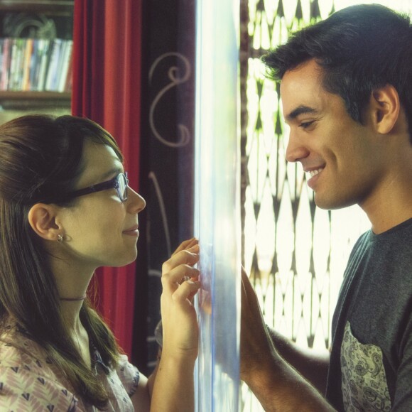 Benê (Daphne Bozaski) para Guto (Bruno Gadiol) avançar mais nas aulas de piano, no capítulo do dia 22 de junho de 2017 da novela 'Malhação - Viva a Diferença'