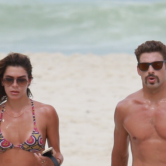 Namorado de Mariana Goldfarb, Cauã Reymond lida bem com assédio feminino