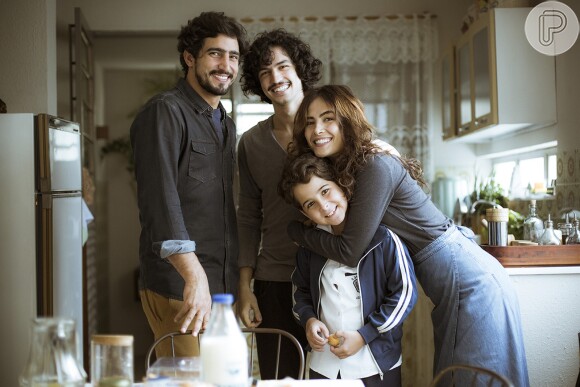 Rimena (Maria Casadevall) e Renato (Renato Góes) são pais de Valentim (Luiz Felipe Mello) na supersérie 'Os Dias Eram Assim'