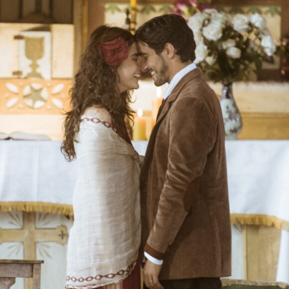 O casamento de Rimena (Maria Casadevall) e Renato (Renato Góes) está em crise desde que Alice (Sophie Charlotte) voltou ao Brasil na supersérie 'Os Dias Eram Assim''