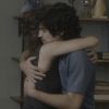 O estudante Gustavo (Gabriel Leone) se apaixona pela cunhada Rimena (Maria Casadevall) quando se aproxima dela dando conselhos amorosos na supersérie 'Os Dias Eram Assim'
