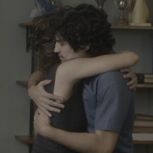O estudante Gustavo (Gabriel Leone) se apaixona pela cunhada Rimena (Maria Casadevall) quando se aproxima dela dando conselhos amorosos na supersérie 'Os Dias Eram Assim'