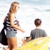 Separada de Thiago Rodrigues, Cris Dias esteve na praia com filho manhã desta segunda-feira, 12 de junho de 2017
