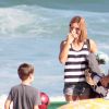 Ex de Thiago Rodrigues, Cris Dias esteve em praia carioca na manhã desta segunda-feira, 12 de junho de 2017