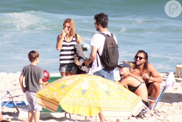 Ex de Thiago Rodrigues, Cris Dias esteve em praia carioca na manhã desta segunda-feira, 12 de junho de 2017