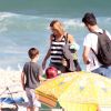Cris Dias foi à praia com o filho na manhã desta segunda-feira, 12 de junho de 2017