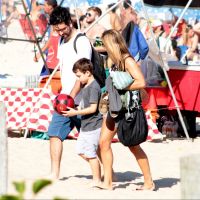 Cris Dias, separada de Thiago Rodrigues, curte praia com filho do casal. Fotos!