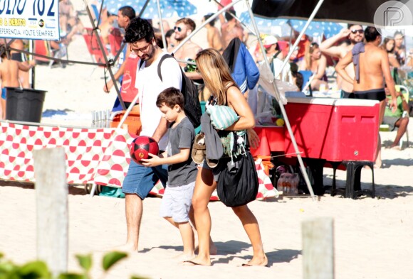 Cris Dias esteve na praia de Ipanema com o filho na manhã desta segunda-feira, 12 de junho de 2017