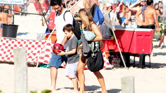 Cris Dias, separada de Thiago Rodrigues, curte praia com filho do casal. Fotos!