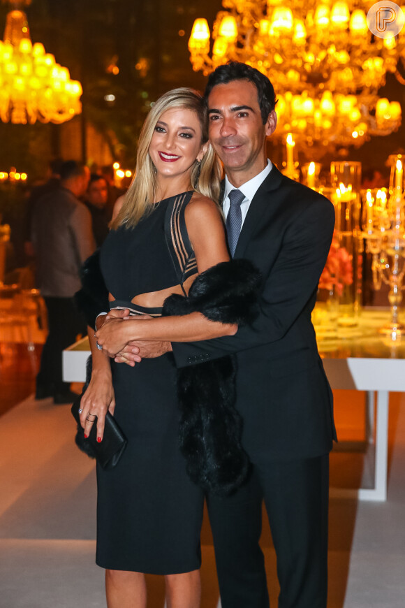 Ticiane Pinheiro comemorou noivado com Cesar Tralli, nesta segunda-feira, 12 de junho de 2017: 'Felicidade não cabe em mim'
