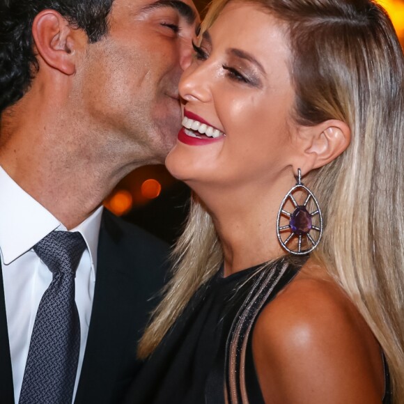 Ticiane Pinheiro festejou o noivado com Cesar Tralli: 'Estou até boba. Me pego olhando para a aliança e me perguntando: 'Será que estou sonhando???''