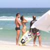 Kyra Gracie fica com barriguinha à mostra em passeio na praia com Malvino Salvador, no Rio