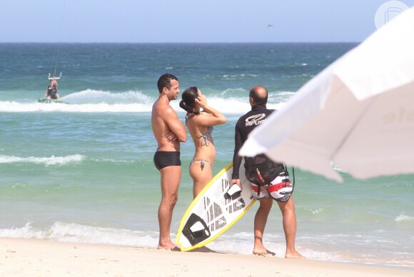 Kyra Gracie fica com barriguinha à mostra em passeio na praia com Malvino Salvador, no Rio