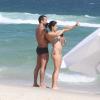 Kyra Gracie mostra barriga saliente durante passeio em praia com Malvino Salvador, no Rio