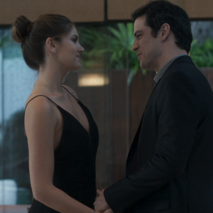 Luiza (Camila Queiroz), escondida no hotel, encontra Eric (Mateus Solano) no corredor e os dois se beijam, no capítulo que vai ao ar segunda-feira, dia 19 de junho de 2017, na novela 'Pega Pega'