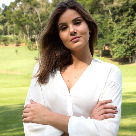 Luiza (Camila Queiroz) pede ajuda a Douglas (Guilherme Weber) para encontrar um emprego depois de trancar a faculdade, no capítulo que vai ao ar quarta-feira, dia 21 de junho de 2017, na novela 'Pega Pega'