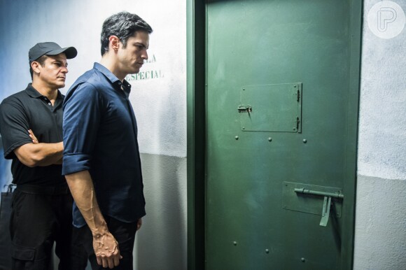 Eric (Mateus Solano) fica preso no elevador do hotel com os policiais durante a reconstrução da noite do roubo, no capítulo que vai ao ar quinta-feira, dia 22 de junho de 2017, na novela 'Pega Pega'