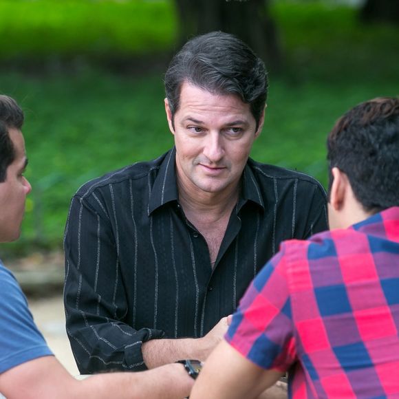 Malagueta (Marcelo Serrado) combina com os outros autores do roubo seu plano para prejudicar o hotel, no capítulo que vai ao ar quinta-feira, dia 22 de junho de 2017, na novela 'Pega Pega'