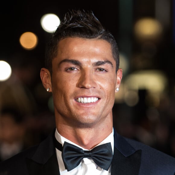 Cristiano Ronaldo decidiu aumentar a família e é pai de gêmeos