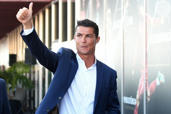 Cristiano Ronaldo usou barriga de aluguel de americana e é pai de gêmeos