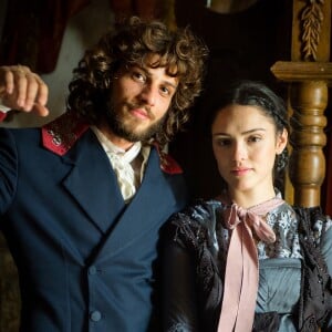 Anna (Isabelle Drummond) reatou com Joaquim (Chay Suede) e decide fugir da casa de Thomas (Gabriel Braga Nunes), na novela 'Novo Mundo'