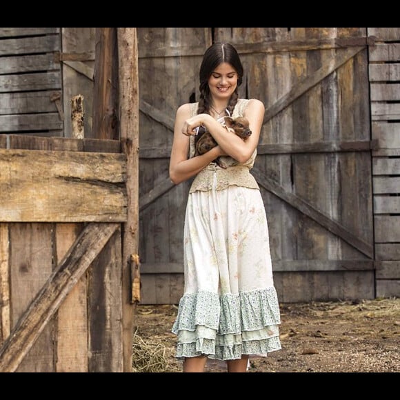 Camila Queiroz viveu a caipira Mafalda em 'Êta Mundo Bom'
