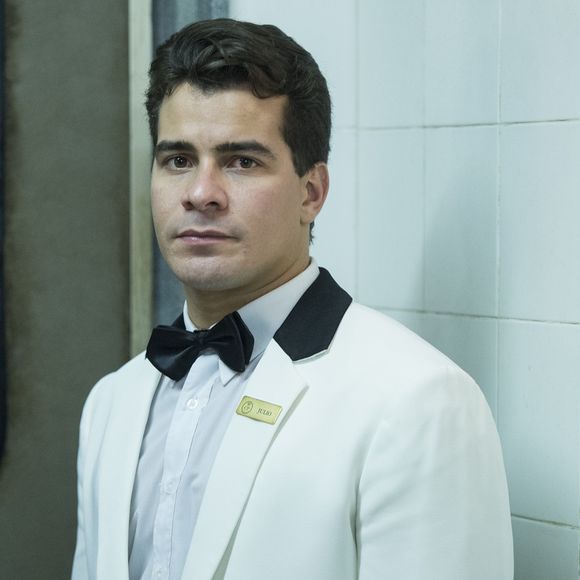 Thiago Martins vive seu primeiro protagonista na TV, o garçom Júlio em 'Pega Pega'